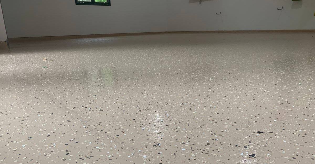 epoxy flooring with a beige base and white flakes - Innovative Garage Flooring epoxy flooring contractor near